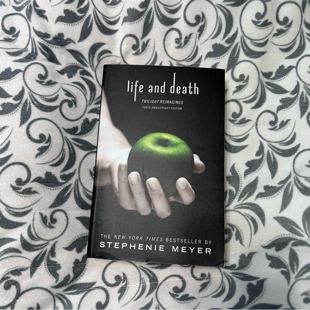 Life and Death (twilight reimagined) by Stephenie Meyer